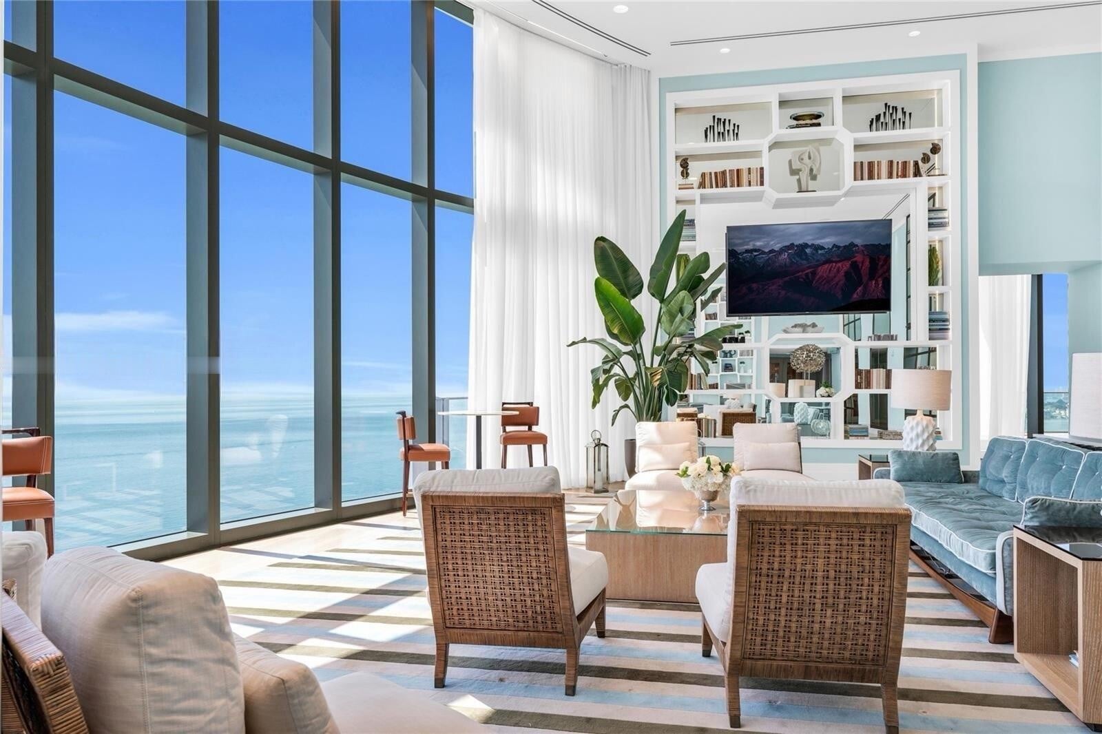 Building Photo - 15701 Collins Ave