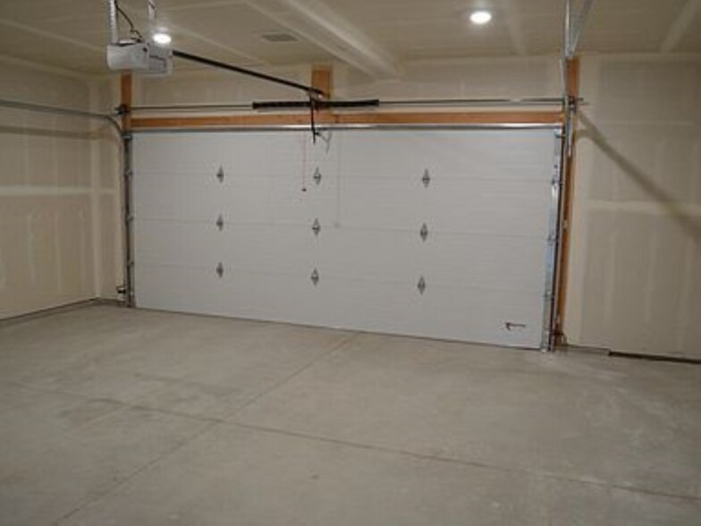 Building Photo - 264 Blackberry Loop