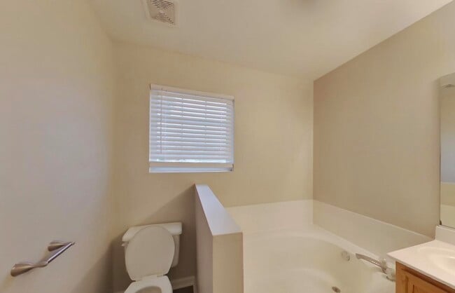 Building Photo - Available And Ready To Move In.