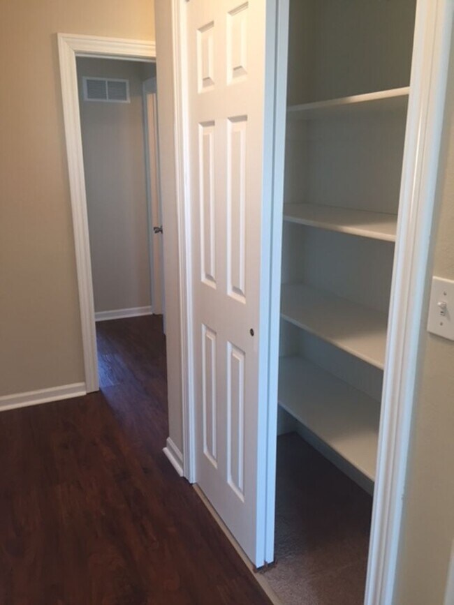 Building Photo - Gorgeous 4 bed 3.5 bath at Lake Pointe Villas!