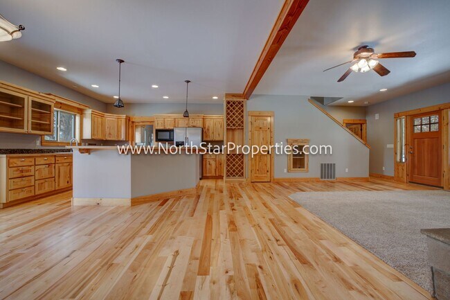 Building Photo - Beautiful Home On 10 Acres. Horse property