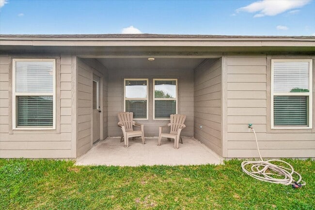 Building Photo - 8121 Cattlemen Dr