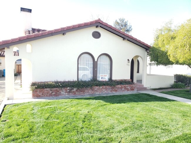 Building Photo - Charming Single Story 3 Bedroom 2 Bath Ava...