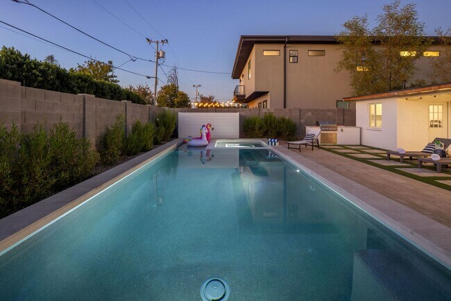 Building Photo - COMING SOON! Fully Furnished 3 Bedroom 3 Bathroom Home in Old Town Scottsdale