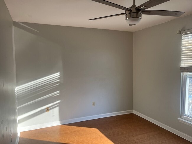 Building Photo - 2 Bed, 1 Bath Apartment