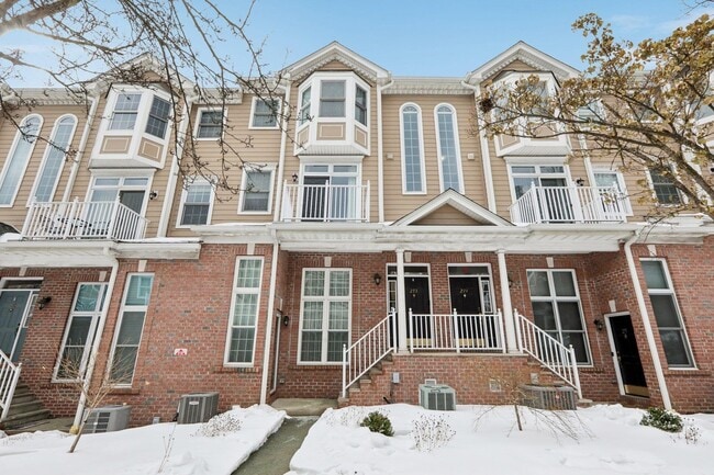 Building Photo - 273 Roslyn Ct