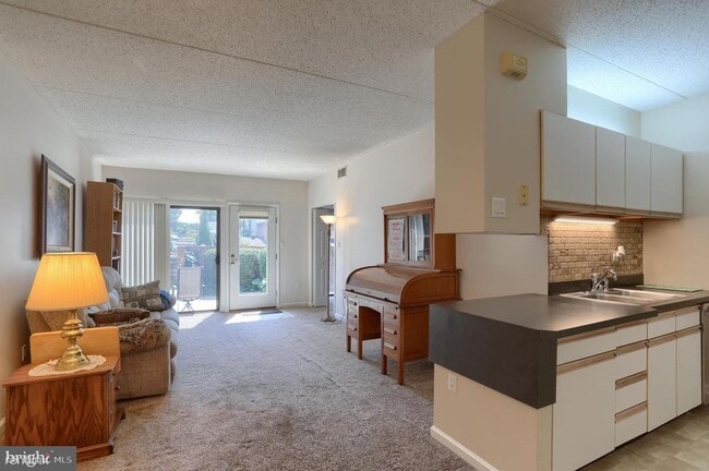 Building Photo - 1 br, 1 bath Condo - 804 Cherrington Dr