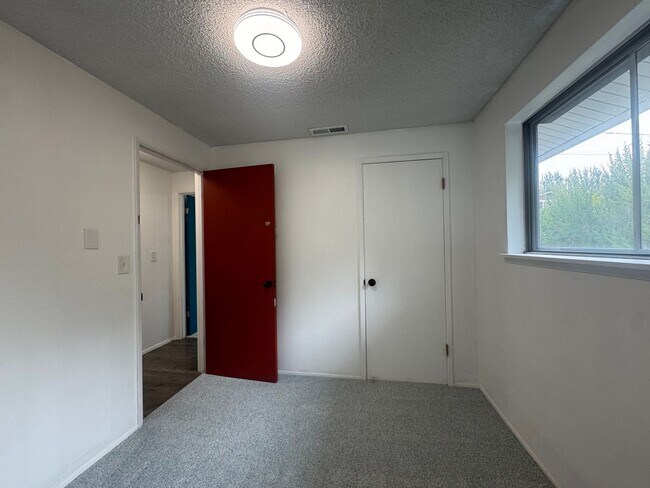 Building Photo - 9901 Farwest Dr SW