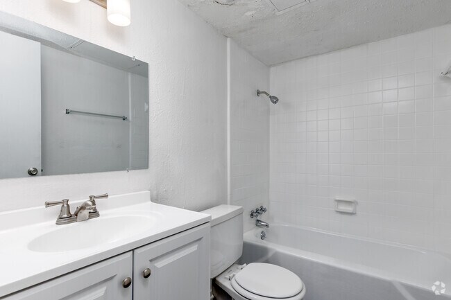 2BR, 2BA - 960SF | B2 - Prestonwood Hillcrest Apartments