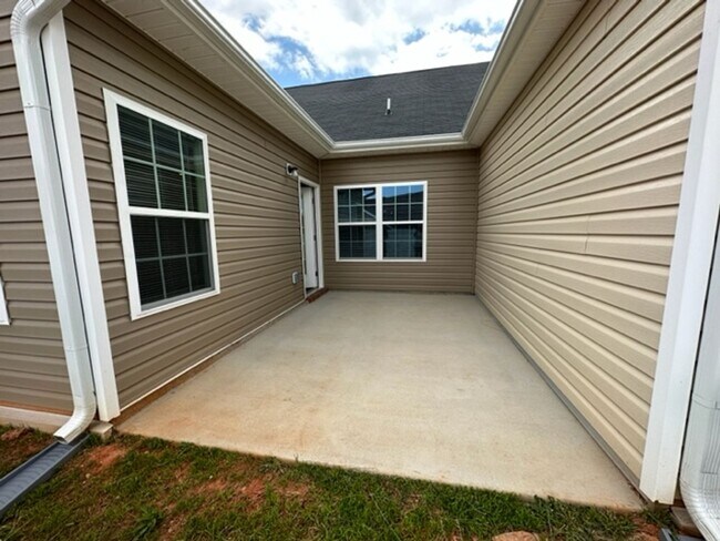 Building Photo - Townhouse / Whitsett