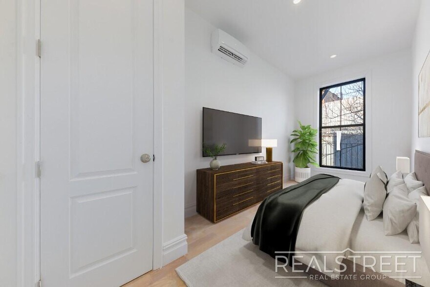 Building Photo - NO FEE! NEW 3 BED floor-thru in Bed Stuy B...