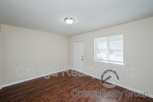 Building Photo - 600 S Broadway Ave