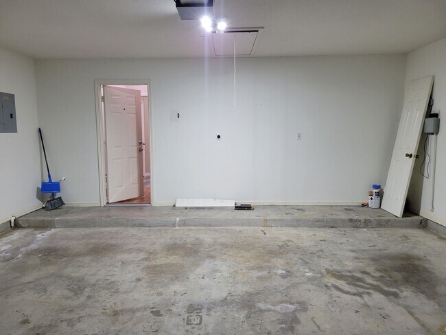 Building Photo - 3bd/2ba house close to major shopping, restaurants, and Ft. Hood!