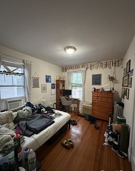 Primary Photo - 166 Kelton St