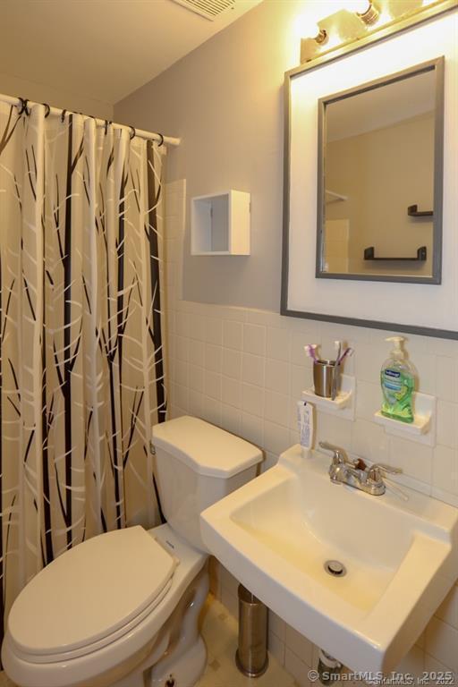 Building Photo - 160 Fairfield Woods Rd