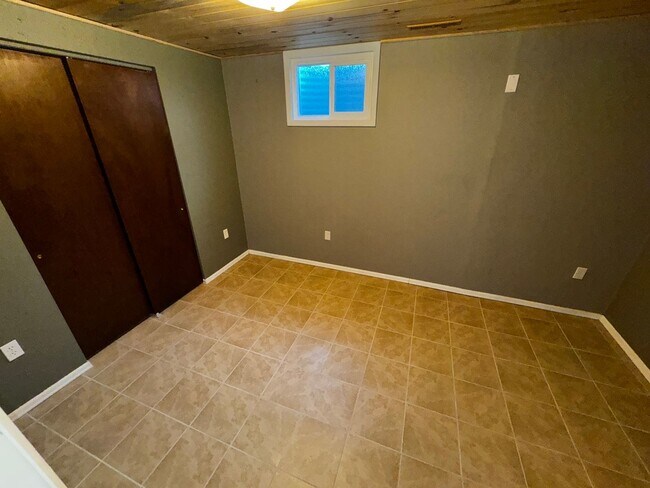 Building Photo - Clean 5 Bedroom Ranch in NW Fort Collins