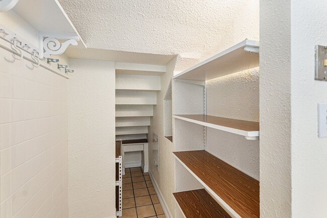 Building Photo - Charming 2-Bedroom Apartment in the Heart ...