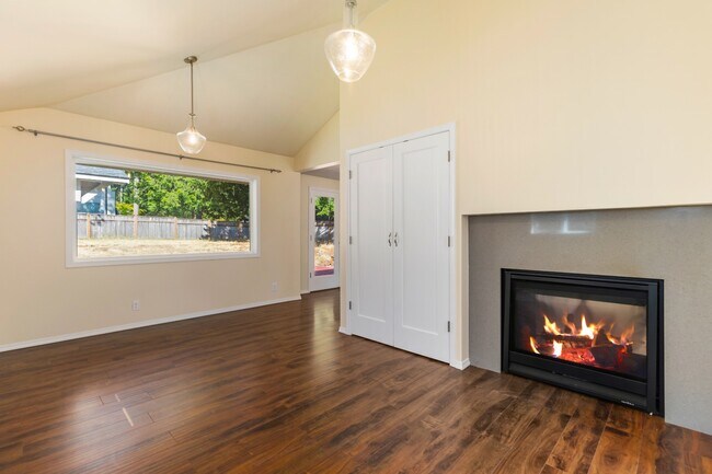Building Photo - Light-Filled 3BR Home w/ Large Fenced in Yard