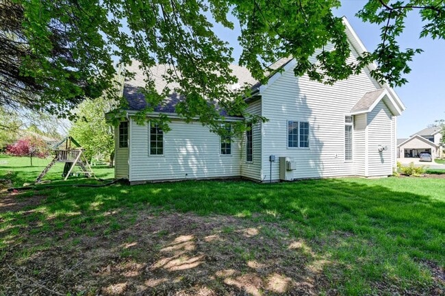 Building Photo - Beautifully updated 4 bedroom home in Southbridge, Waunakee