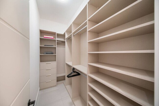 Building Photo - 601 NE 16th Ave