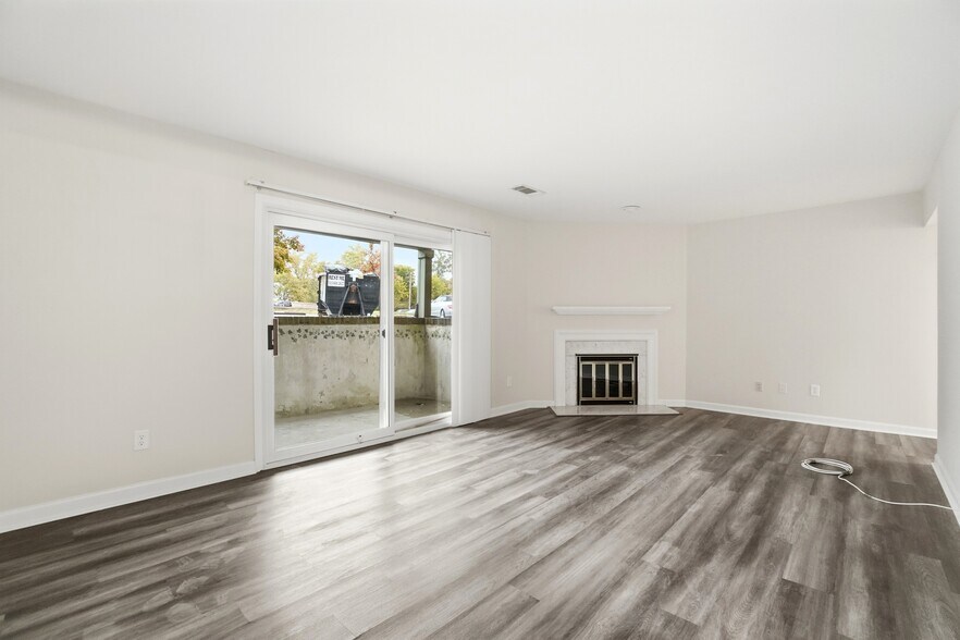 Building Photo - 9760 Bunker Hill Ln