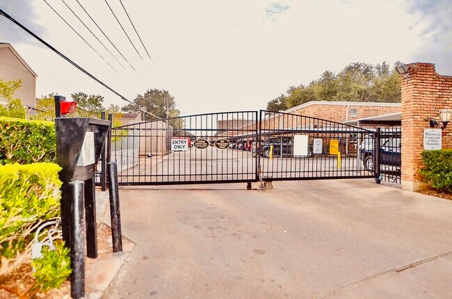 Building Photo - 2101 Fountain View Dr