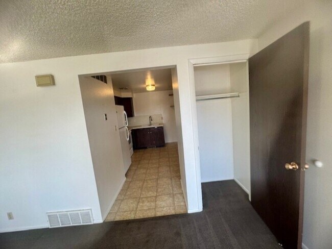 Building Photo - 258 N 400 W St