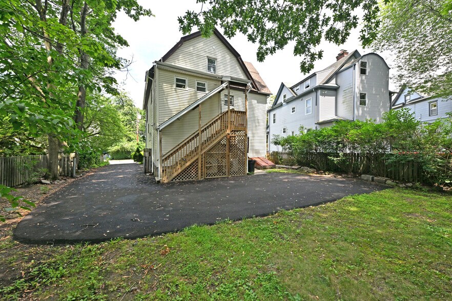Building Photo - 32 Brainard Pl