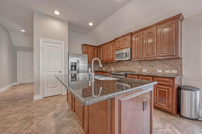 Building Photo - 5523 Stoneridge Ct