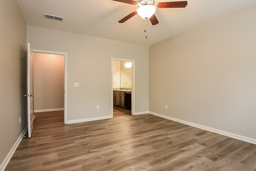 Building Photo - 13 Easy Goer Ct