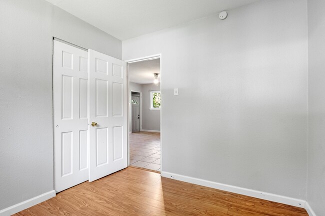 Building Photo - Section 8 Friendly | 3 bed 1 Bath on the W...