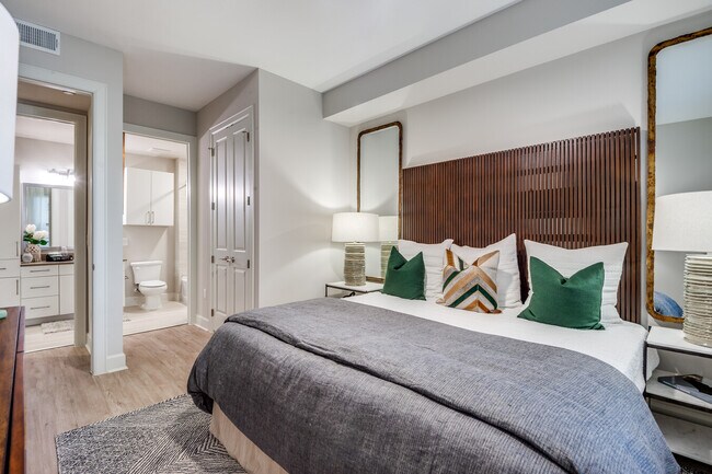 Building Photo - City Living, Extra Perks – Up to 1 Month F...