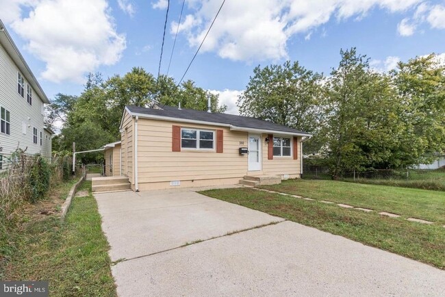 Primary Photo - 350 Howard Ave