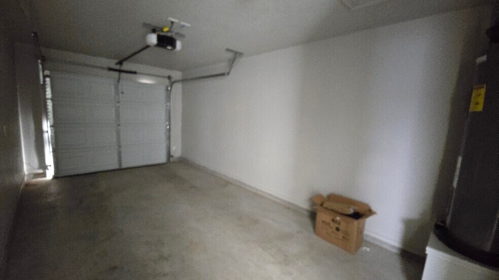 Building Photo - 605 Lost Trl