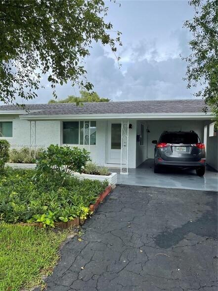 Primary Photo - 330 NE 42nd Ct
