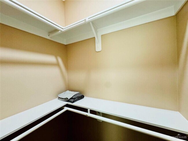 Building Photo - 17 W Driftwood St