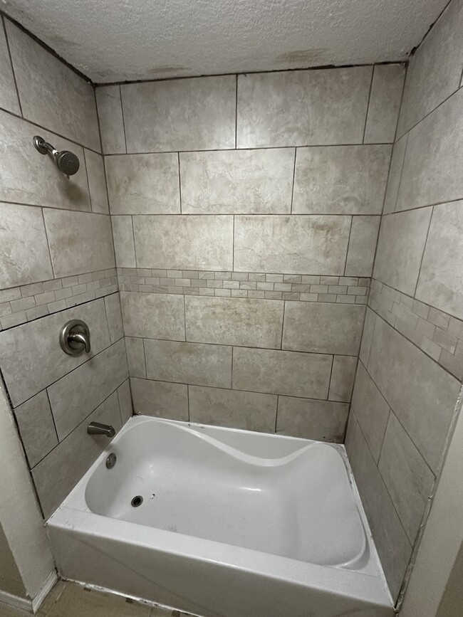 Building Photo - 435 S Poplar Ave