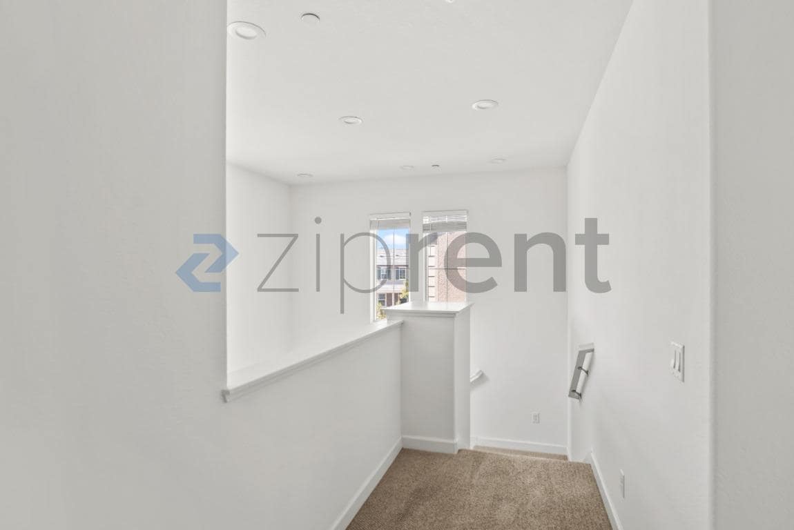 Building Photo - Unit