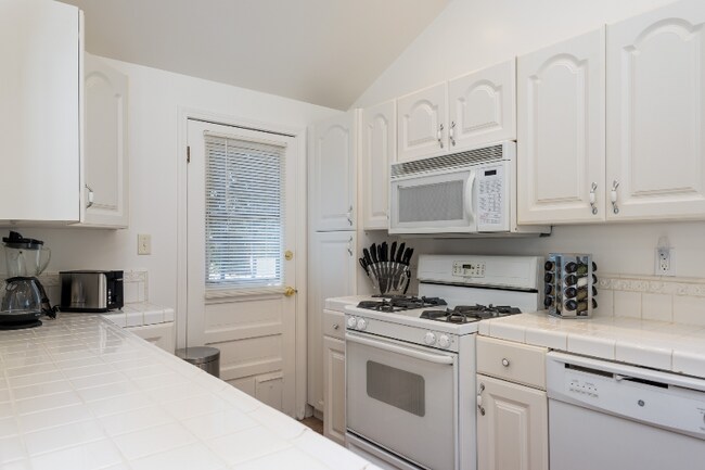Building Photo - 259 Encina Ave