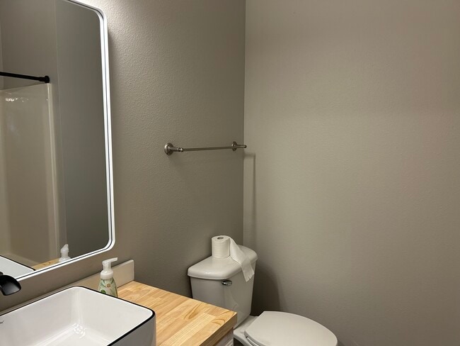 Building Photo - 627 N Prospect St