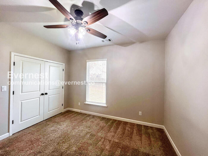 Building Photo - 613 Creekside Cove