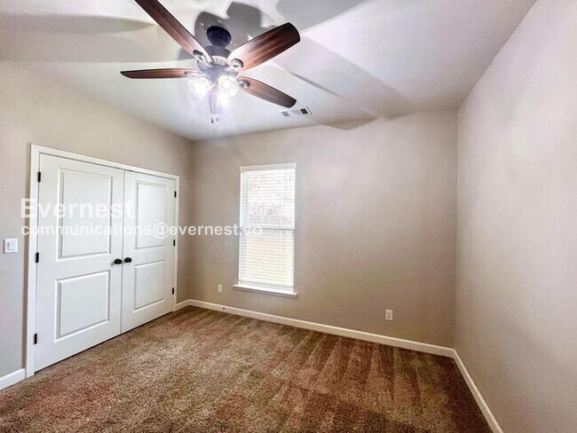 Building Photo - 613 Creekside Cove