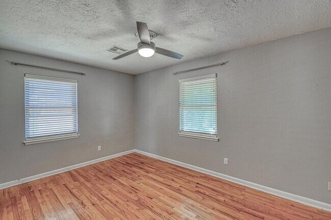 Building Photo - 1428 Lindale Ave