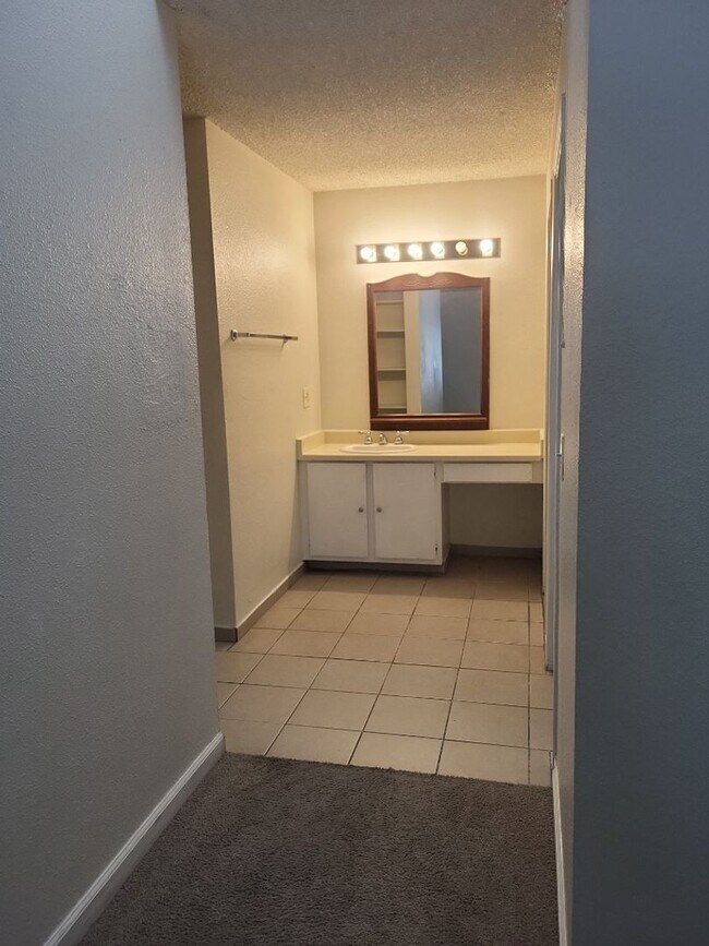 Building Photo - 2100 Highview Ct