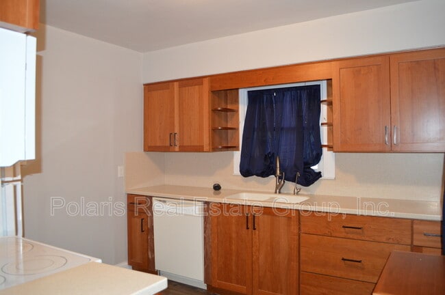 Building Photo - 6057 Rosslyn Ave