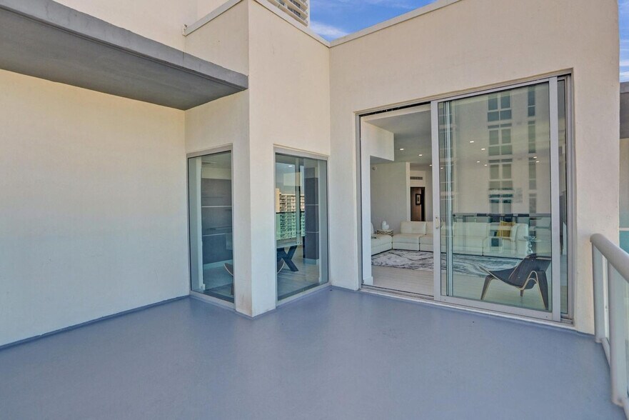 Building Photo - 4001 S Ocean Dr