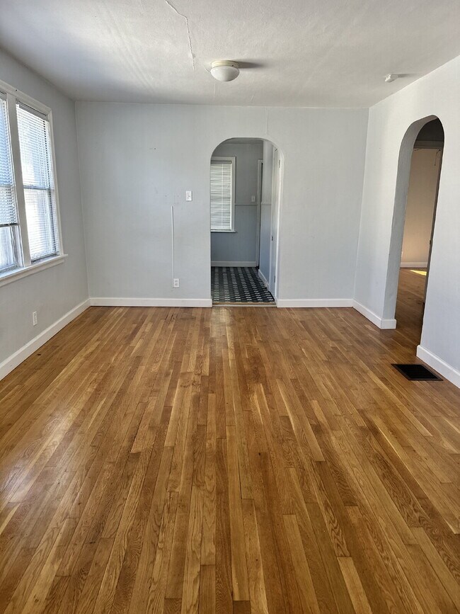 Building Photo - Lovely 2 Bedroom in St. Louis