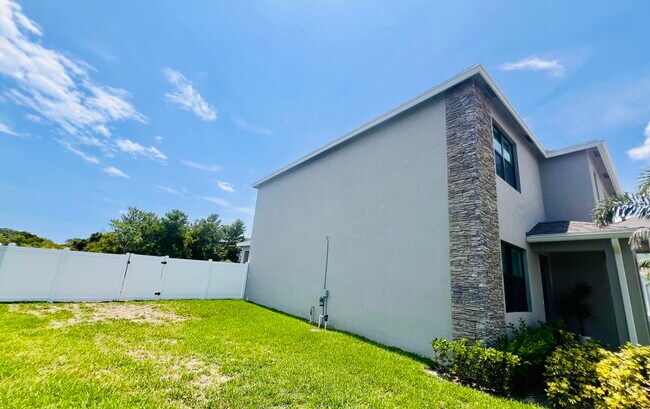 Building Photo - 2048 NE Ocean Dunes Dr