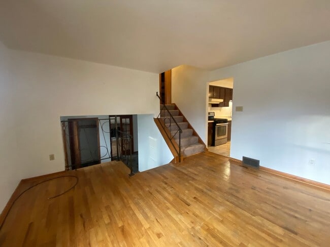 Building Photo - Large 4 Bedroom House, Franklin Regional S...