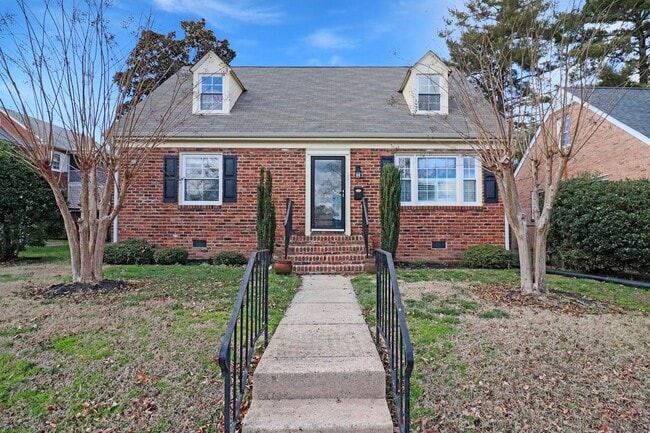 Building Photo - Dreamy 4 Bed, 2 Bath Cape Cod in Sauer's Garden Available Now!